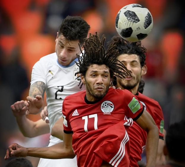 Giménez cabecea ante la oposición de dos jugadores de Egipto. :: afp