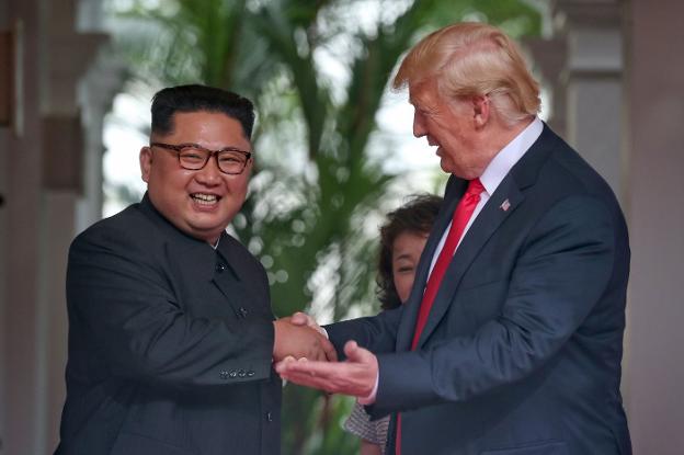Kim Jong-un es saludado por Donald Trump, en la reciente cumbre de Singapur. :: KEVIN LIM / efe