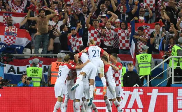 Los jugadores de Croacia celebran el segundo gol marcado por Modric, de penalti. 