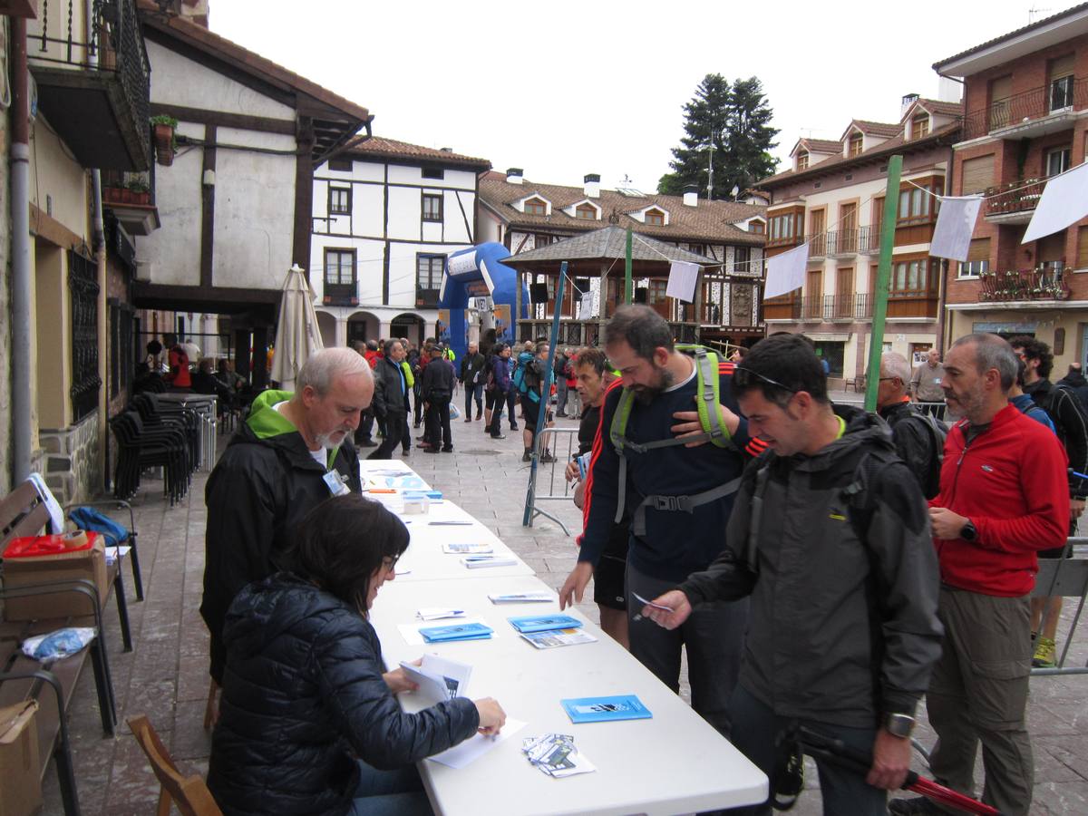 Unas 1.300 personas participaron en la suma de las dos marchas senderistas que recorrieron los montes de la Demanda. La 'Valle de Ezcaray. Memorial Javi Valgañón y Travesía infantil en una actividad organizada por los 'Amigos de Ezcaray'