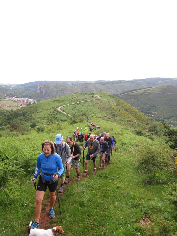 Unas 1.300 personas participaron en la suma de las dos marchas senderistas que recorrieron los montes de la Demanda. La 'Valle de Ezcaray. Memorial Javi Valgañón y Travesía infantil en una actividad organizada por los 'Amigos de Ezcaray'