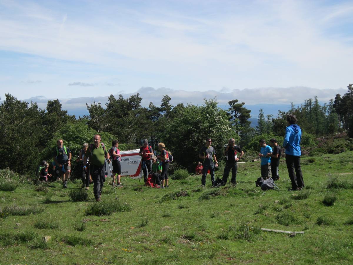 Unas 1.300 personas participaron en la suma de las dos marchas senderistas que recorrieron los montes de la Demanda. La 'Valle de Ezcaray. Memorial Javi Valgañón y Travesía infantil en una actividad organizada por los 'Amigos de Ezcaray'