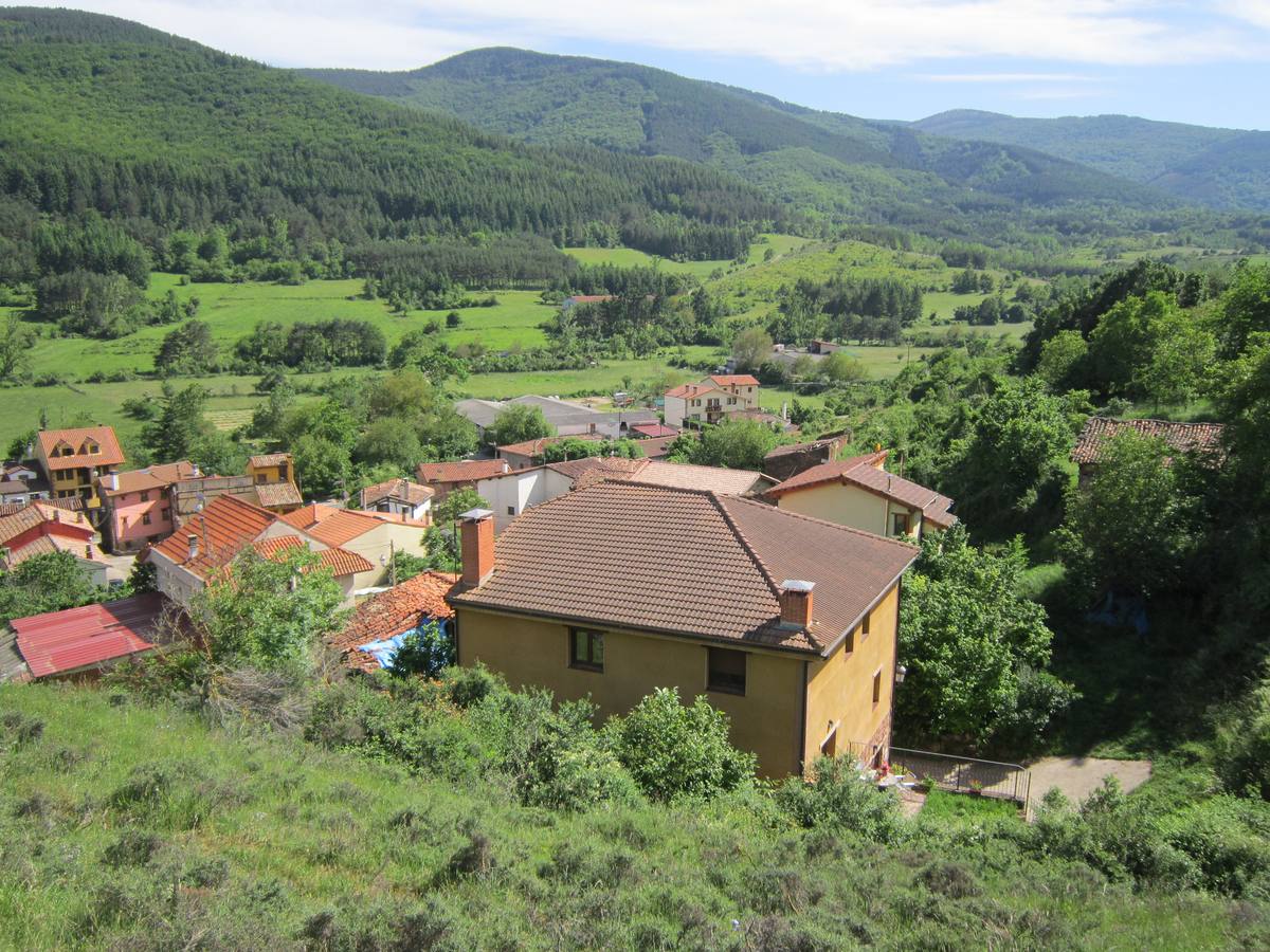 Unas 1.300 personas participaron en la suma de las dos marchas senderistas que recorrieron los montes de la Demanda. La 'Valle de Ezcaray. Memorial Javi Valgañón y Travesía infantil en una actividad organizada por los 'Amigos de Ezcaray'