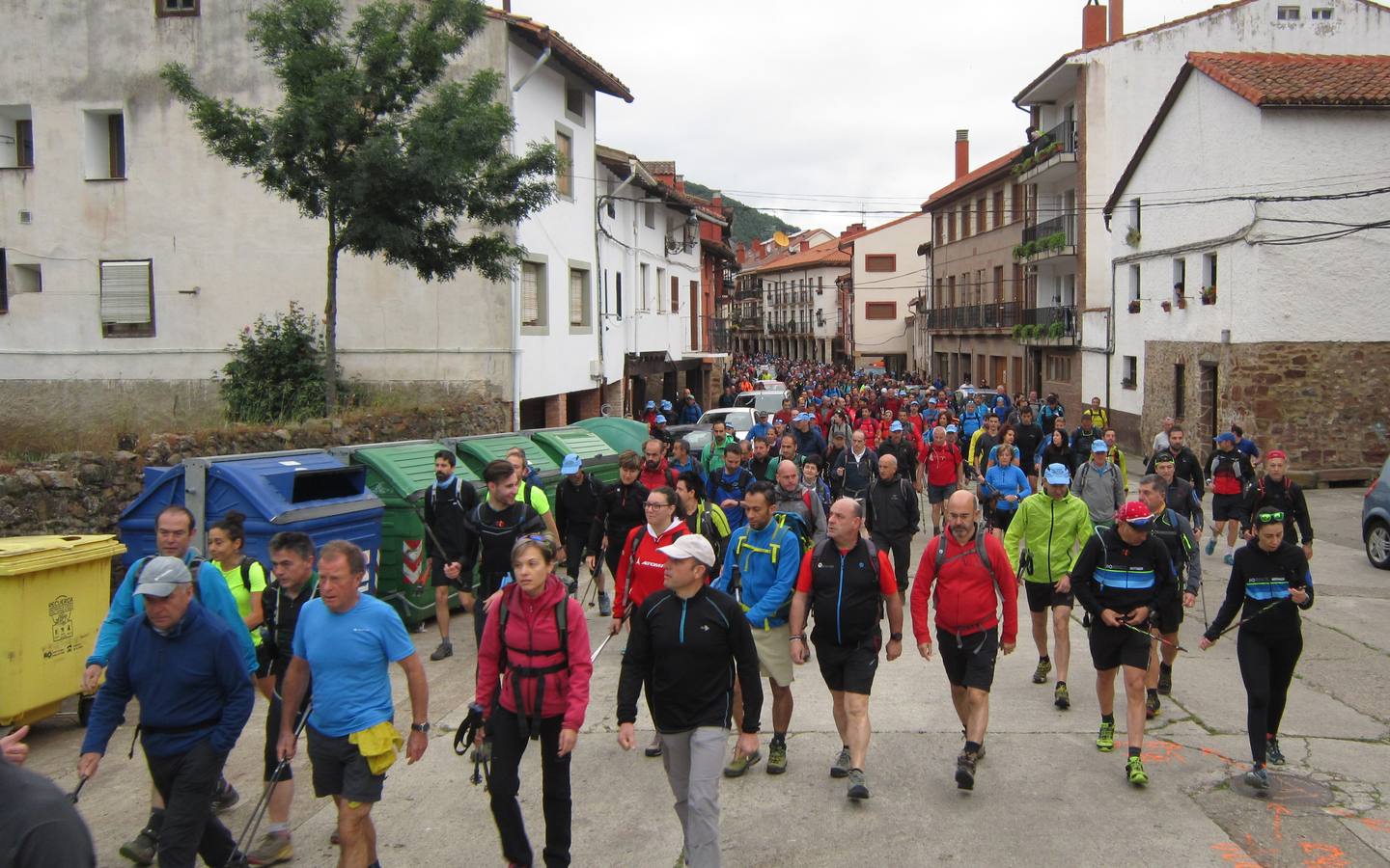 Unas 1.300 personas participaron en la suma de las dos marchas senderistas que recorrieron los montes de la Demanda. La 'Valle de Ezcaray. Memorial Javi Valgañón y Travesía infantil en una actividad organizada por los 'Amigos de Ezcaray'