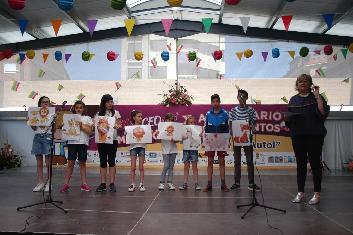 Cientos de autoleños participaron ayer en el décimo aniversario del 'Maratón de Cuentacuentos'.