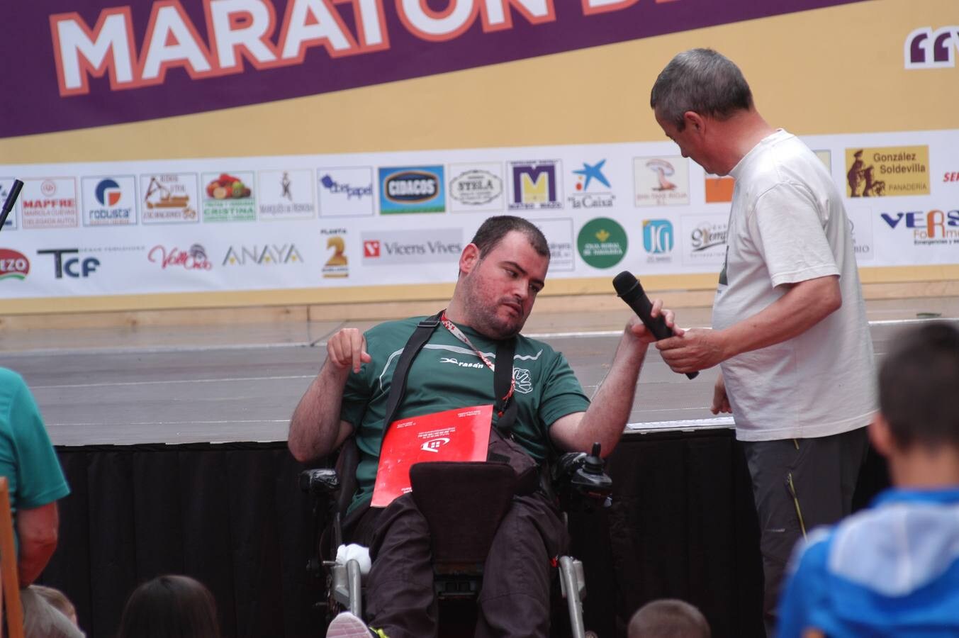 Cientos de autoleños participaron ayer en el décimo aniversario del 'Maratón de Cuentacuentos'.