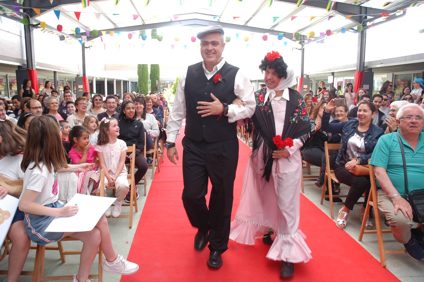 Cientos de autoleños participaron ayer en el décimo aniversario del 'Maratón de Cuentacuentos'.