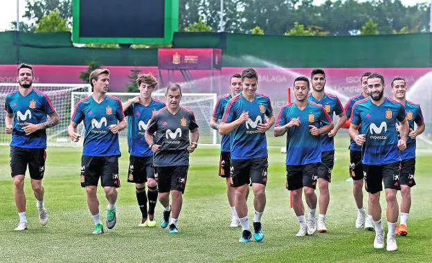 Caras sonrientes. Jugadores de la selección española se entrenaron ayer en el complejo deportivo de Krasnodar, su centro de operaciones en Rusia. :: efe
