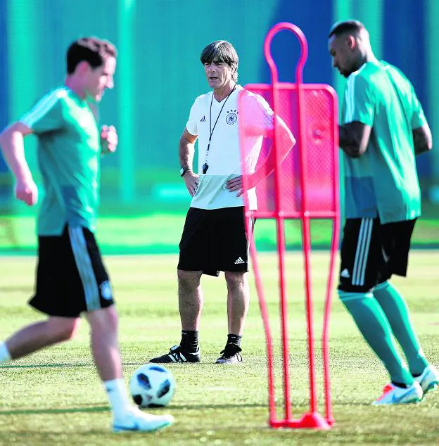 Joachim Löw, al fondo, sigue el entrenamiento de la selección alemana. :: REUTERS

