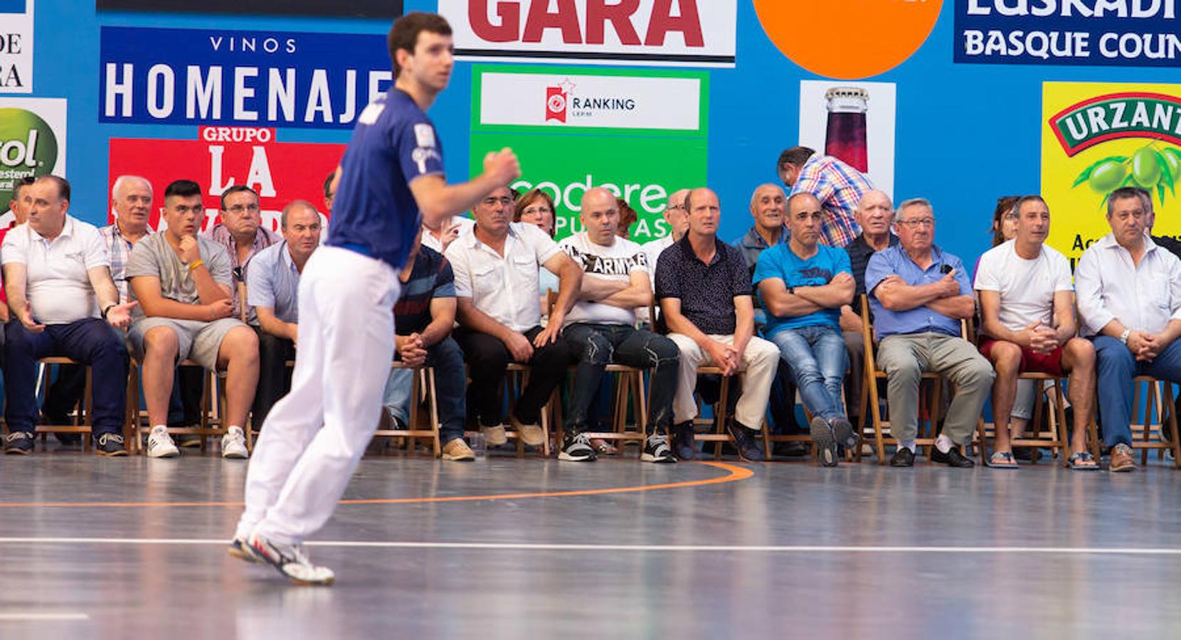 El zaguero riojano Pedro Ruiz ha debutado como profesional en el nuevo frontón de Arrúbal. Buen debut del pelotari de San Asensio en una magnífica instalación que presentó un llenazo fantástico para la ocasión, 