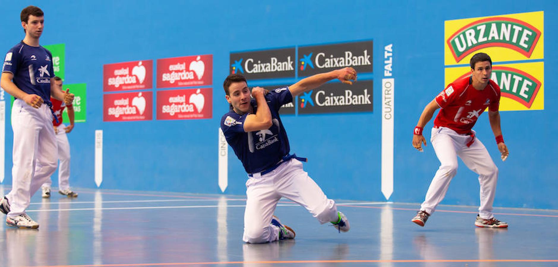 El zaguero riojano Pedro Ruiz ha debutado como profesional en el nuevo frontón de Arrúbal. Buen debut del pelotari de San Asensio en una magnífica instalación que presentó un llenazo fantástico para la ocasión, 