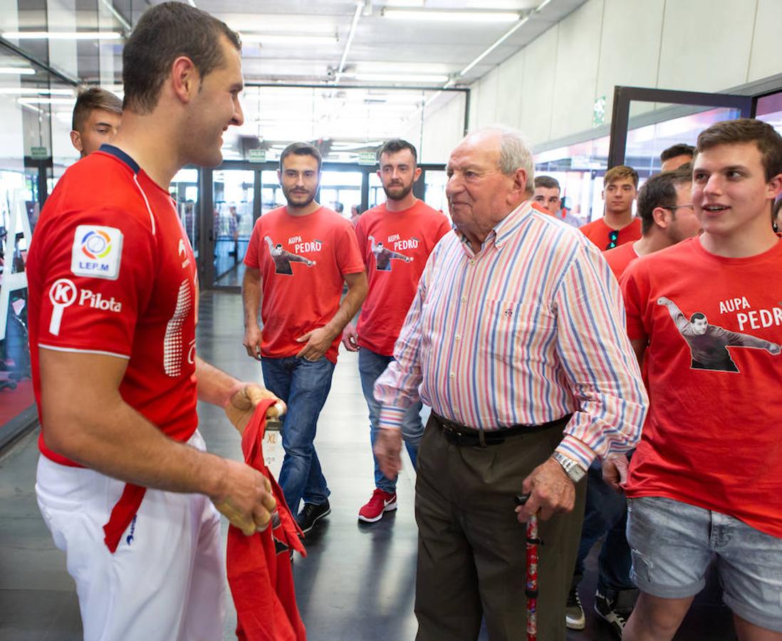 El zaguero riojano Pedro Ruiz ha debutado como profesional en el nuevo frontón de Arrúbal. Buen debut del pelotari de San Asensio en una magnífica instalación que presentó un llenazo fantástico para la ocasión, 