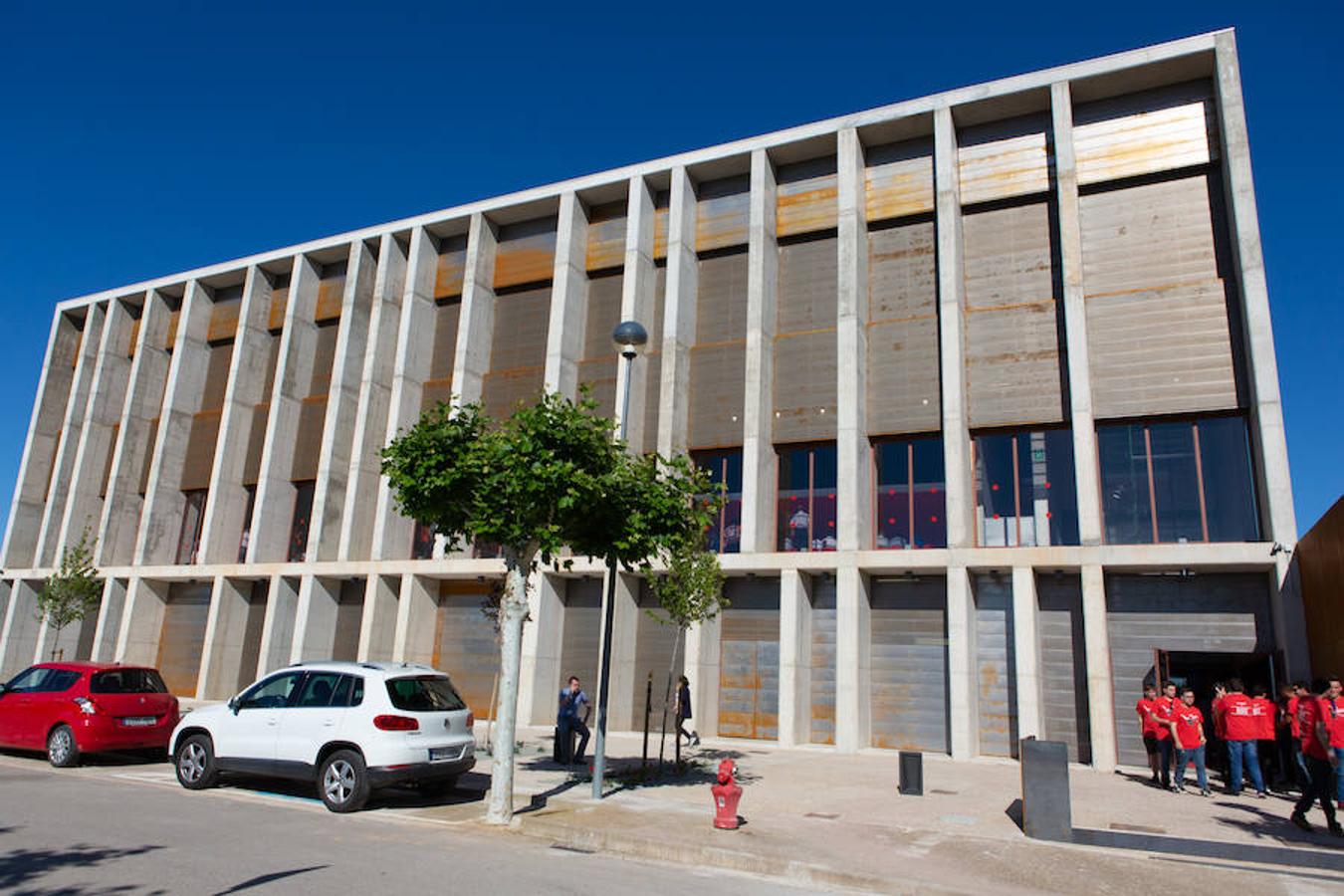 El zaguero riojano Pedro Ruiz ha debutado como profesional en el nuevo frontón de Arrúbal. Buen debut del pelotari de San Asensio en una magnífica instalación que presentó un llenazo fantástico para la ocasión, 