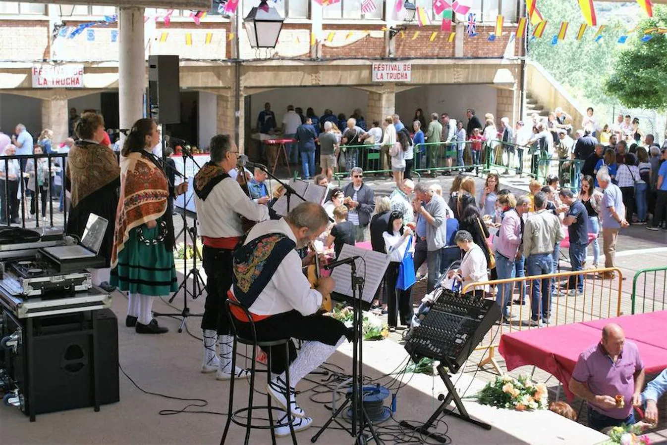 Éxito y consolidación del festival de la trucha de Bobadilla, una localidad volcada con la riqueza piscícola del Najerilla. 