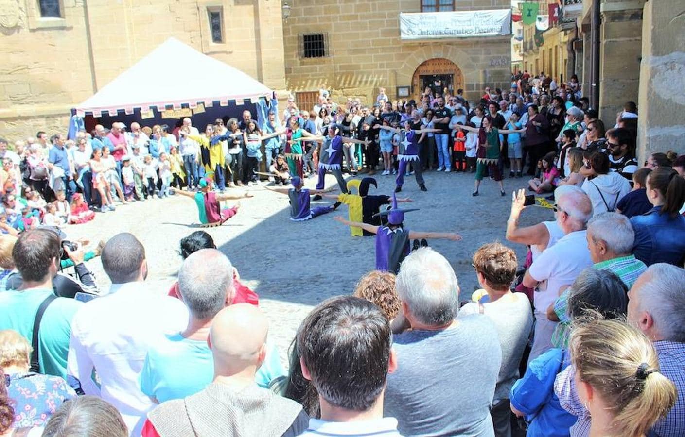 Briones ha vivido la segunda jornada medieval por su calles. Buenas ideas y propuestas de entretenimiento en una localización espectacular como es la monumental localidad riojalteña.