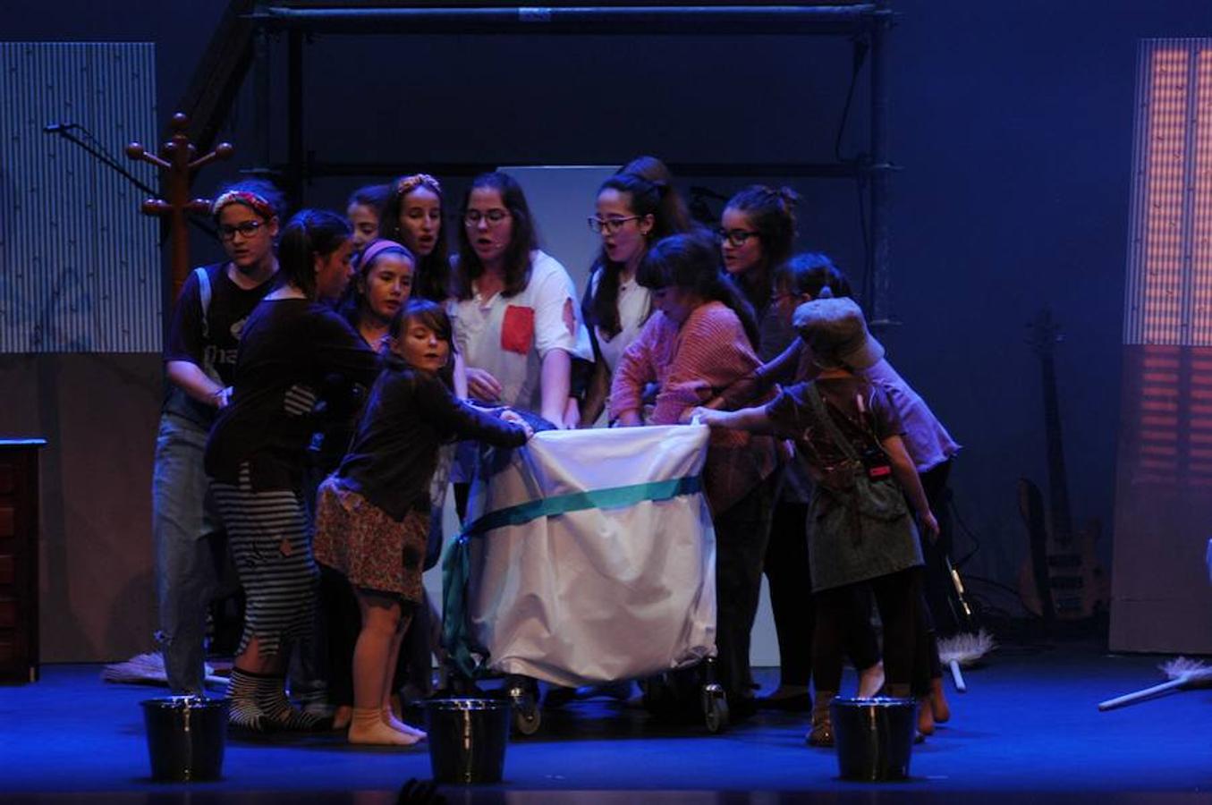 Los alumnos y profesores de la Escuela Municipal de Música y Artes Escénicas llenaron el teatro Ideal con sus representaciones y coreografías de Annie, School of Rock, Billy Elliot, Aladdin La La Land y Fama.