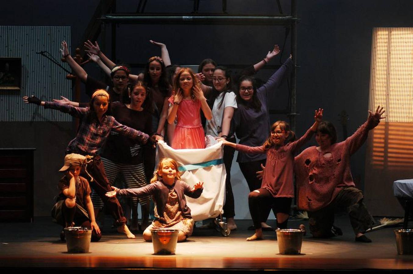 Los alumnos y profesores de la Escuela Municipal de Música y Artes Escénicas llenaron el teatro Ideal con sus representaciones y coreografías de Annie, School of Rock, Billy Elliot, Aladdin La La Land y Fama.