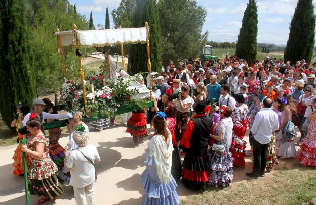 Los romeros portando a la Virgen del Rocío en su camino hacia La Grajera. :: Jonathan herreros