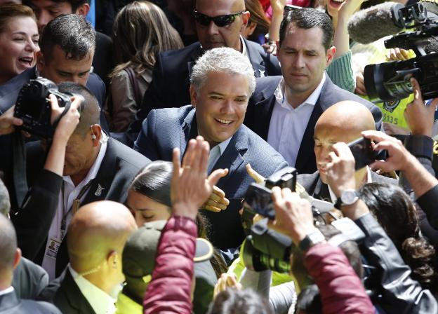 El candidato conservador, Iván Duque, acudió ayer a depositar su voto en Bogotá entre gritos de ánimo de sus seguidores. :: a. stapff / reuters