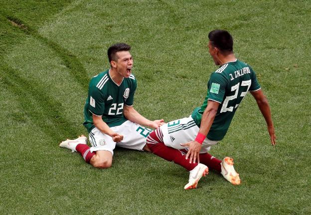 Eufóricos. Lozano celebra con su compañero Gallardo la diana que dio la victoria a México frente a Alemania. :: Christian Hartmann / reuters