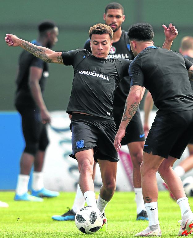 Dele Alli durante un entrenamiento de Inglaterra en San Petersburgo. :: reuters