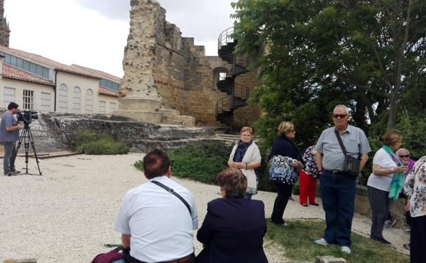 Miembros del grupo en el que viajaba la fallecida, ante la torre del castillo de Briones