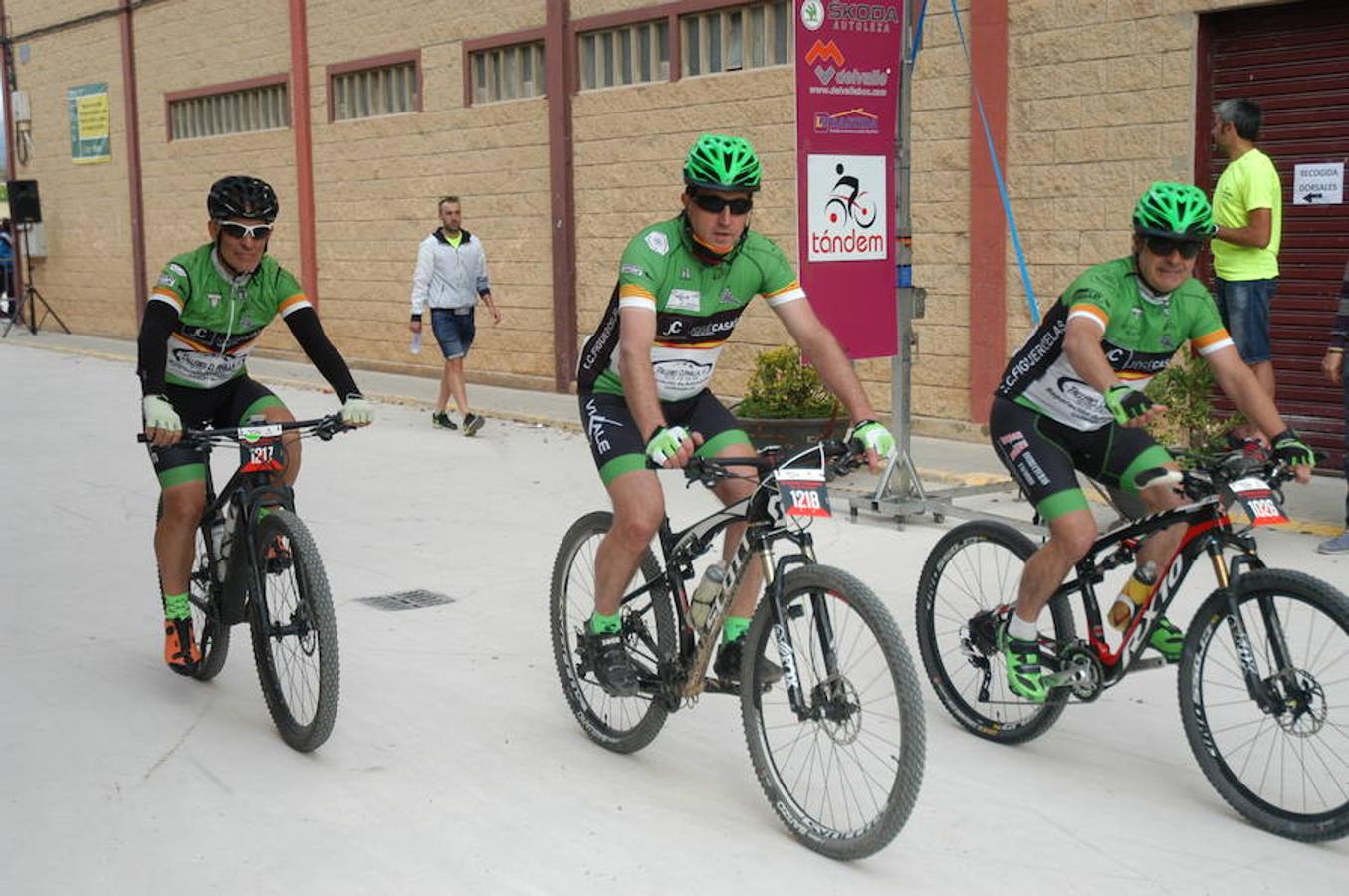 Imágenes de la salida de la VII BTT de la Seta y el Champiñón Villa de Pradejón celebrada este domingo, con 320 participantes. La prueba era valedera para el Open XCM de La Rioja.