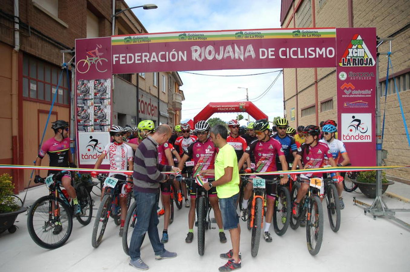 Imágenes de la salida de la VII BTT de la Seta y el Champiñón Villa de Pradejón celebrada este domingo, con 320 participantes. La prueba era valedera para el Open XCM de La Rioja.