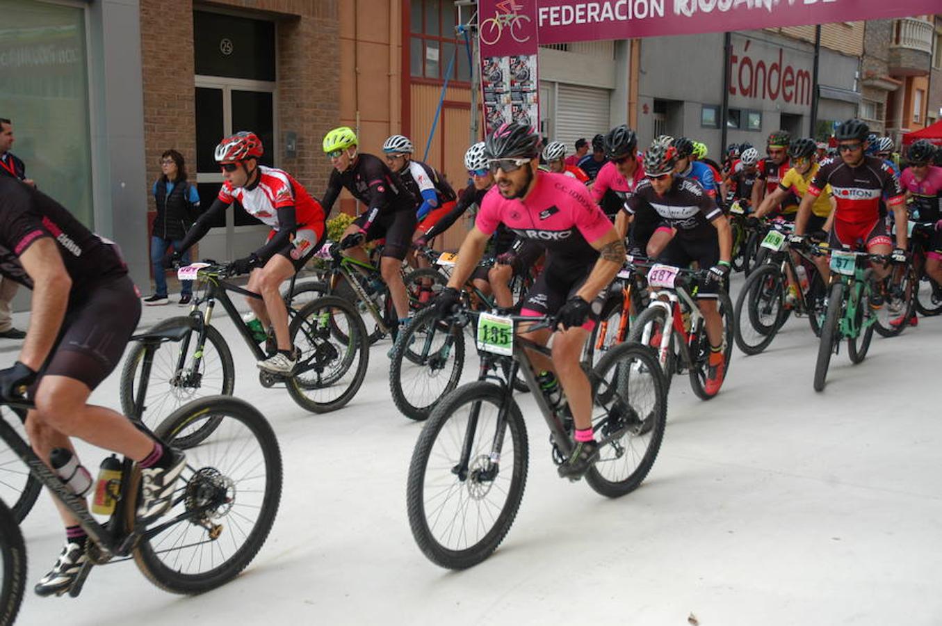 Imágenes de la salida de la VII BTT de la Seta y el Champiñón Villa de Pradejón celebrada este domingo, con 320 participantes. La prueba era valedera para el Open XCM de La Rioja.