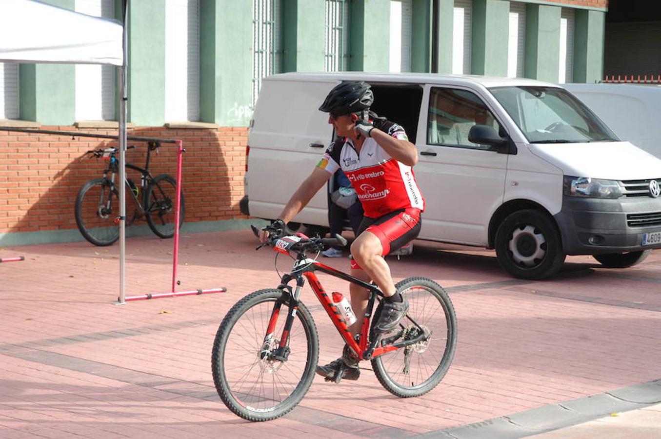 Imágenes de la salida de la VII BTT de la Seta y el Champiñón Villa de Pradejón celebrada este domingo, con 320 participantes. La prueba era valedera para el Open XCM de La Rioja.