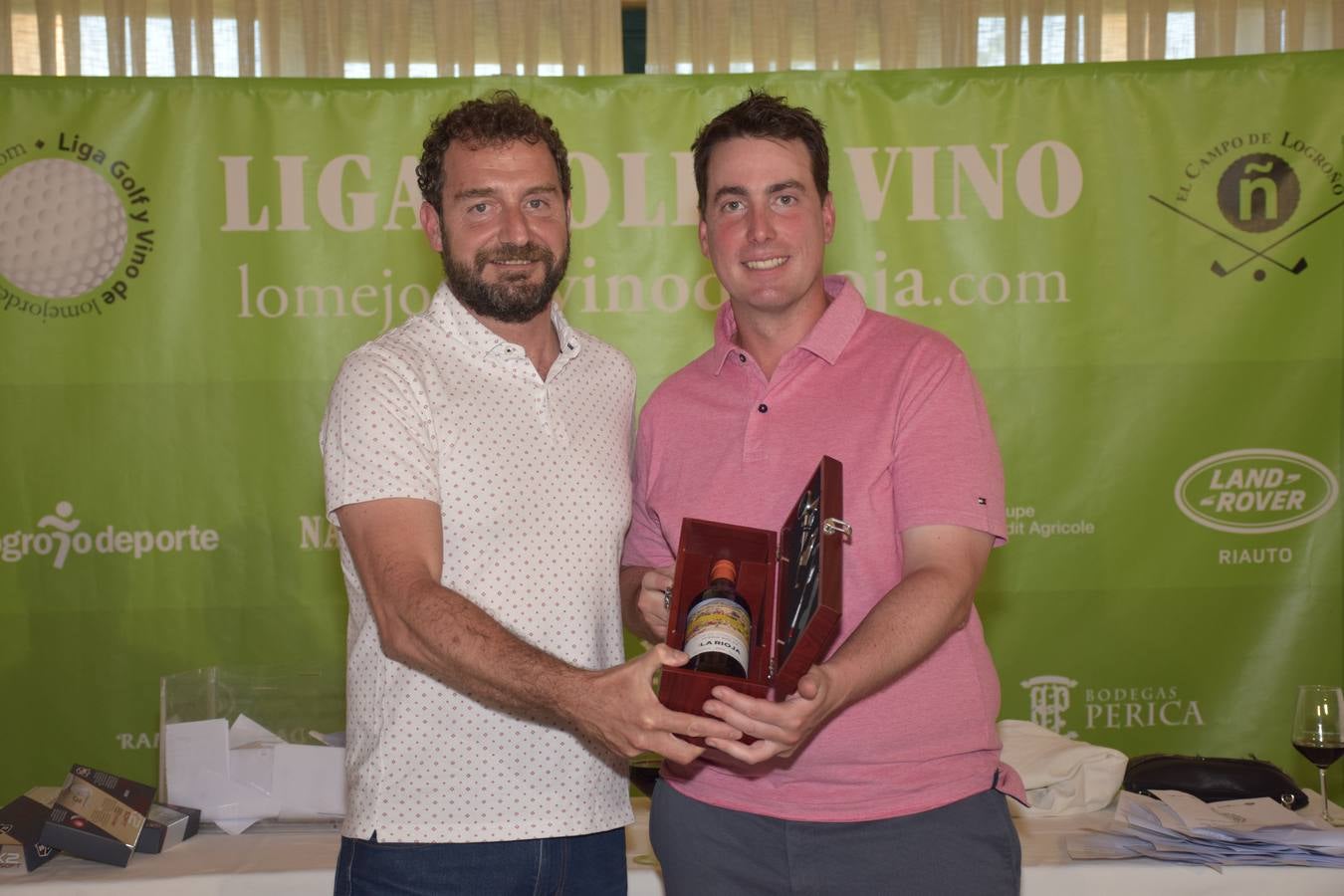 Los ganadores del torneo de la LIga de Golf y Vino recibieron sus premios.