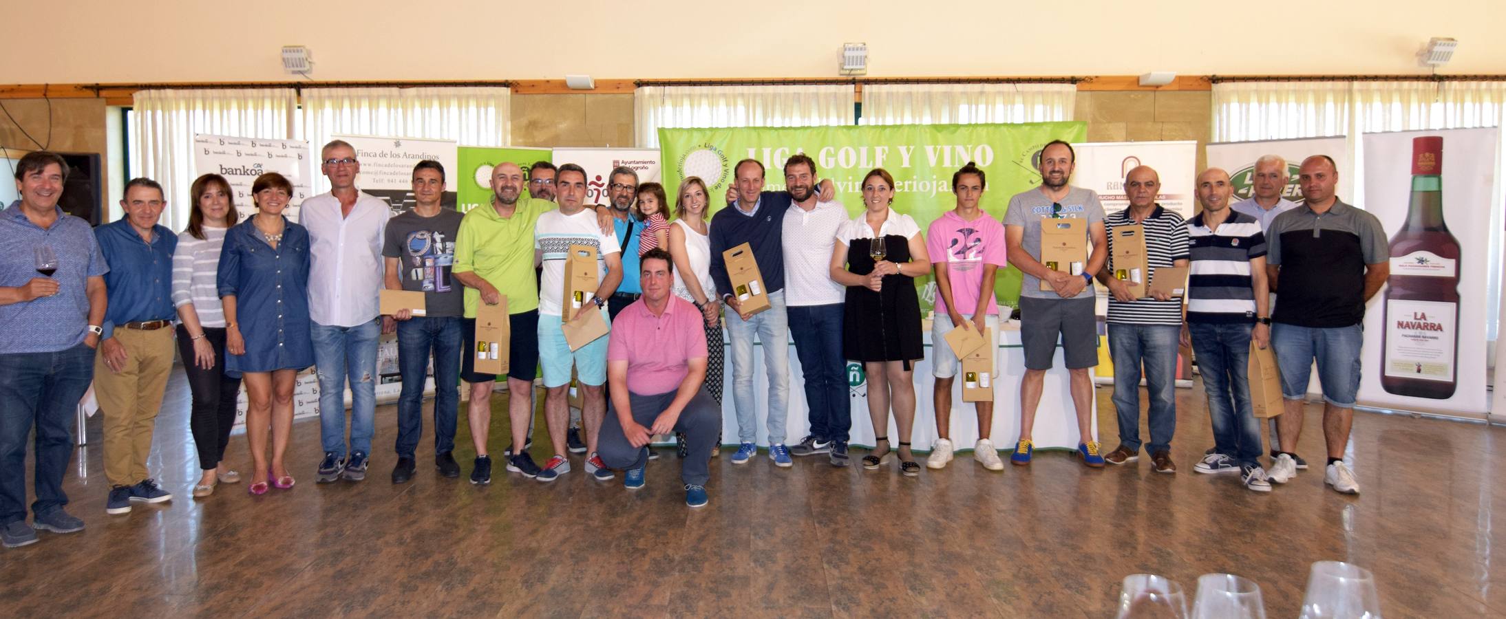 Los ganadores del torneo de la LIga de Golf y Vino recibieron sus premios.