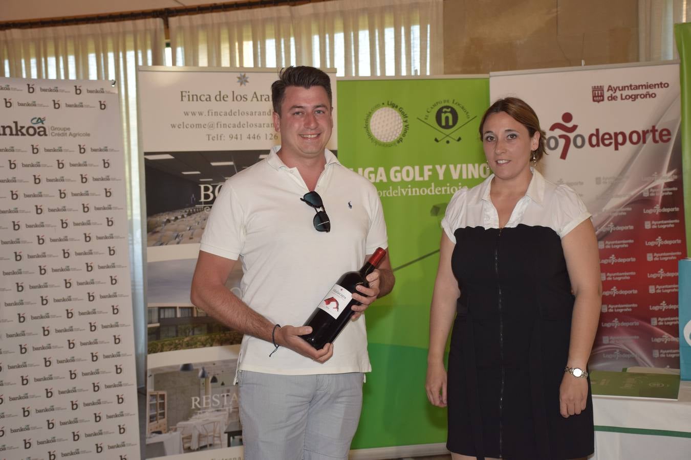 Los ganadores del torneo de la LIga de Golf y Vino recibieron sus premios.