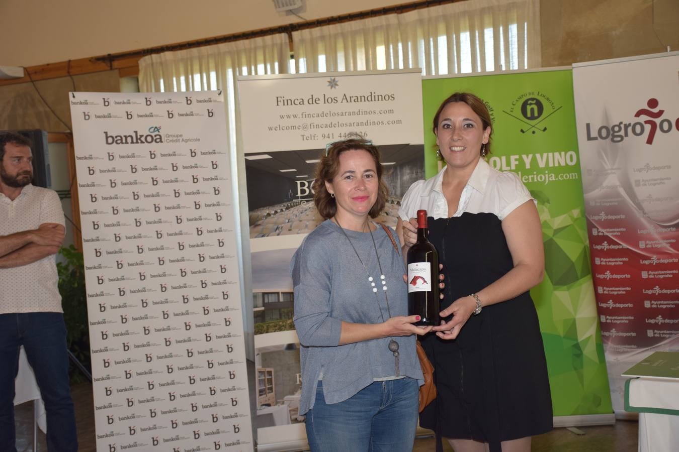 Los ganadores del torneo de la LIga de Golf y Vino recibieron sus premios.