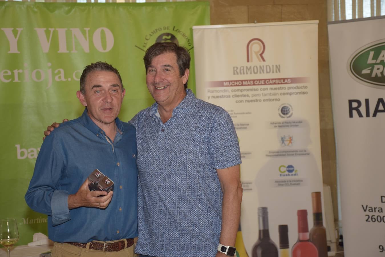 Los ganadores del torneo de la LIga de Golf y Vino recibieron sus premios.