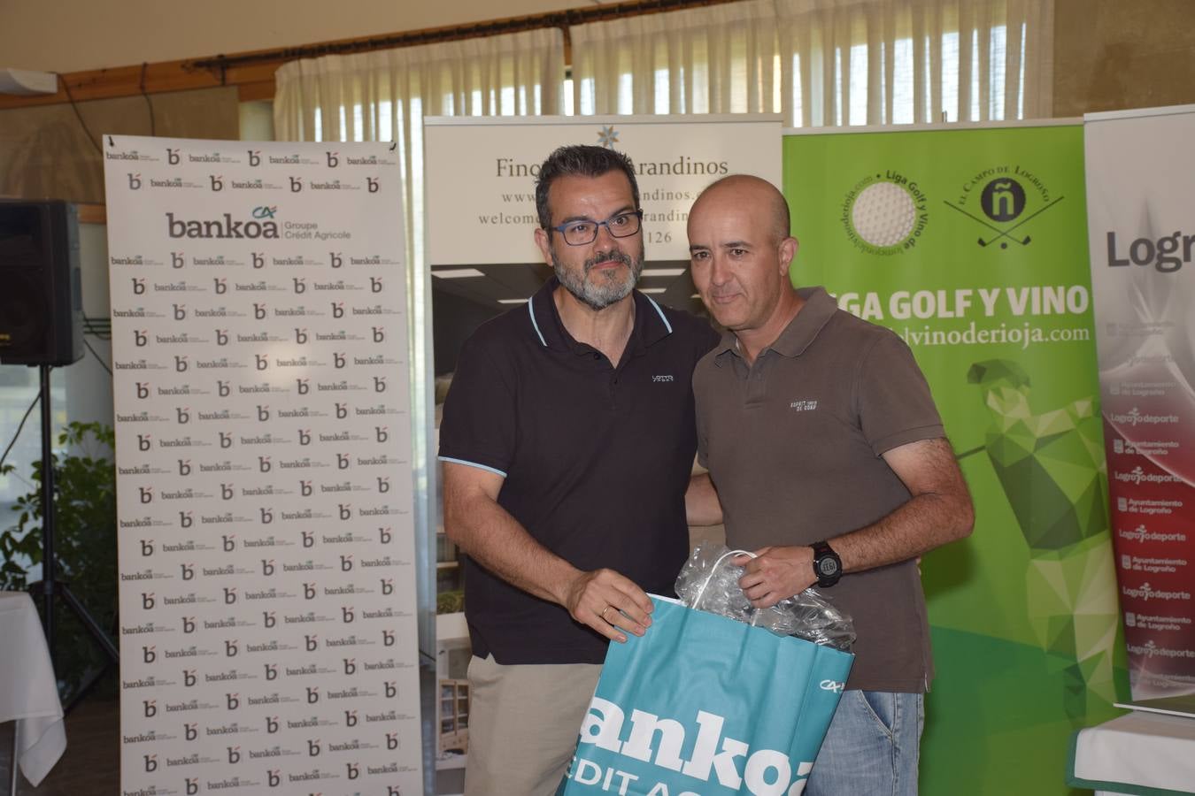 Los ganadores del torneo de la LIga de Golf y Vino recibieron sus premios.