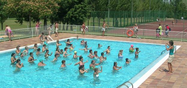 Una imagen de archivo de 'Aquagym' en las piscinas municipales de Santo Domingo de la Calzada. :: l.r