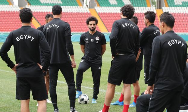 Salah observa a sus compañeros en el entrenamiento de ayer. :: reuters