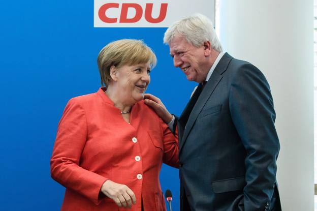 Angela Merkel conversa con el jefe de gobierno del Estado de Hesse, Volker Bouffier, ayer en Berlín. :: Clemens Bilan / efe