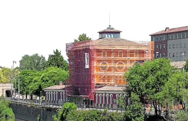 Los andamios ya cubren el cuerpo central del antiguo matadero municipal de Logroño, rehabilitado al final de los 90 como Casa de las Ciencias. :: díaz uriel