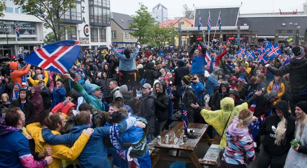 Aficionados islandeses celebran en una plaza de Reikiavik el gol del empate de su selección frente a Argentina (1-1). :: afp