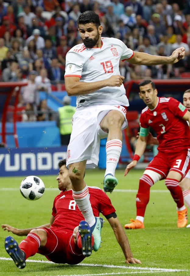 Diego Costa trata de salvar la entrada de Pouraliganji. :: D. AZUBEL / efe
