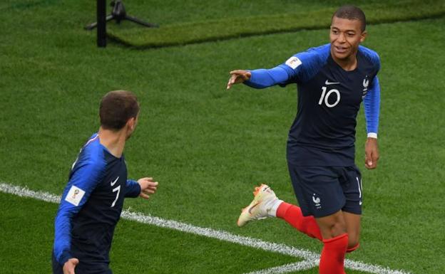 Mbappé celebra su gol con Griezmann. 