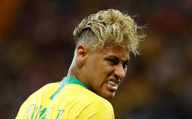 Neymar se lamenta en el empate ante Suiza.