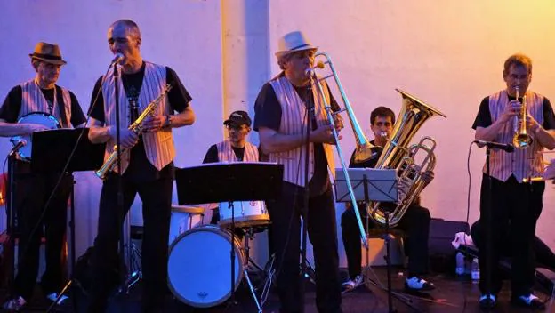 Chema Maté (banjo), Félix Romero (saxo soprano), José Manuel Aparicio 'Gadi' (batería), Javier Esparza (trombón), Borja Moreno (tuba) y Fernando Sánchez (trompeta), integrantes de Dixiemulando. :: l.r.