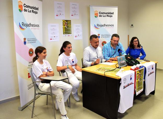 Presentación del torneo con las pelotaris calceatenses Alejandra Bilyak y Andrea Capellán. :: 