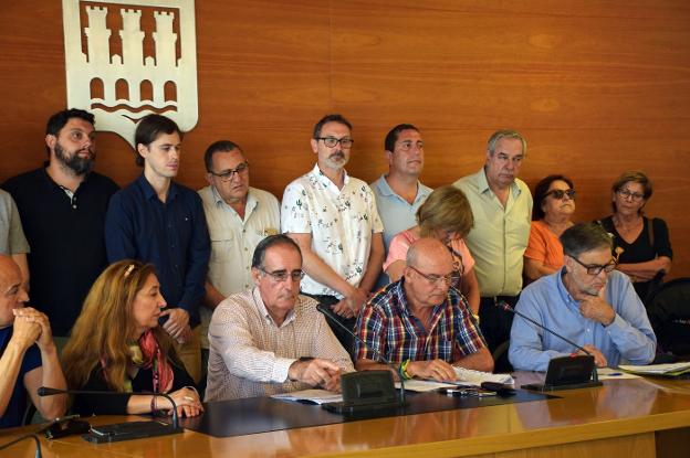 Representantes de distintas entidades, acompañados por los portavoces de Cambia y PR+. 