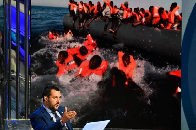 Salvini, con una fotografía de un naufragio de inmigrantes al fondo, interviene en el programa de televisión. :: Andreas SOLARO / afp
