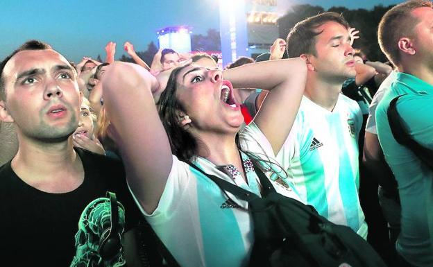 Aficionados argentinos muestran su desolación mientras presencian el partido ante Croacia en pantallas instaladas en las calles de Moscú.