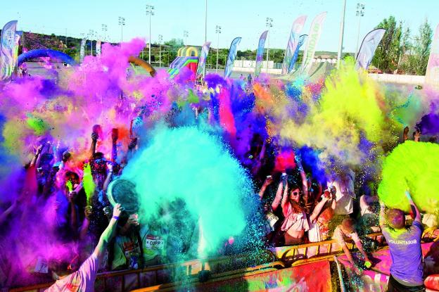 Por todo lo alto.La fiesta y la carrera elevaron al cielo gran cantidad de polvos de colores.